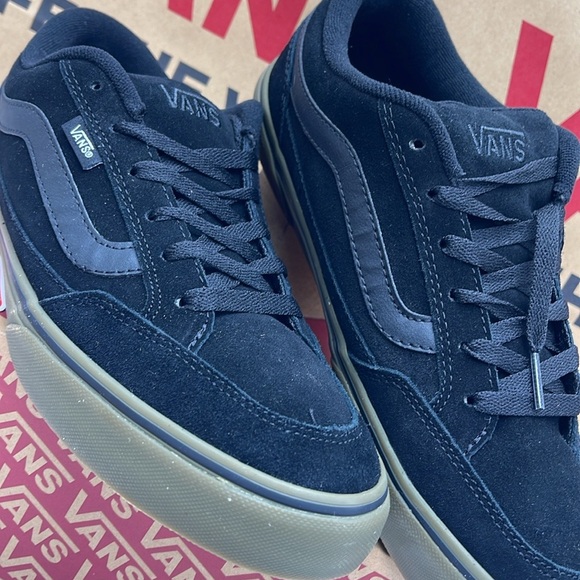 Vans Men’s Bearcat
Black/Dark Gum
VN000DT239L
Sneakers - Picture 14 of 16